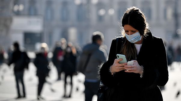 İtalya'nın Milano kentinde maske takan bir kadın/24 şubat İtalya'nın Milano kentinde maske takan bir kadın/24 şubat