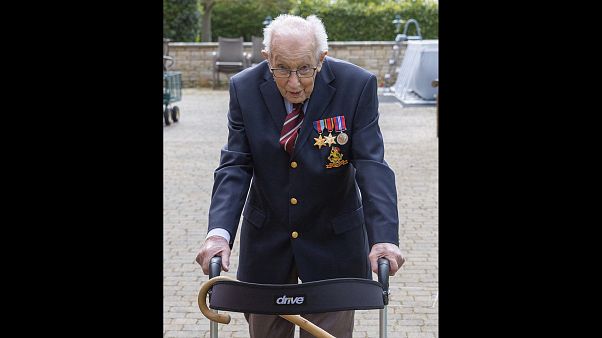 100 Runden durch den Garten: Millionenläufer Tom Moore (99) hat's geschafft 100 Runden durch den Garten: Millionenläufer Tom Moore (99) hat's geschafft