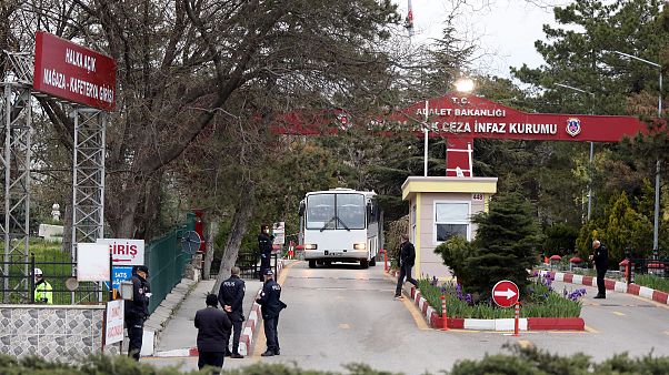 İnfaz düzenlemesine ilişkin kanun yürürlüğe girmesi ile İstanbul'da cezaevlerinden tahliyeler başladı İnfaz düzenlemesine ilişkin kanun yürürlüğe girmesi ile İstanbul'da cezaevlerinden tahliyeler başladı