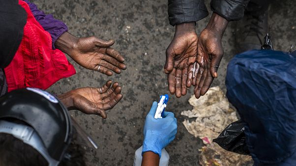 Güney Afrika'da gıda yardımı bekleyen evsizler Güney Afrika'da gıda yardımı bekleyen evsizler