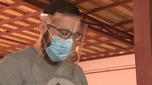 Koronavírus: olcsó és egyszerű a magyar arcpajzs, amit ingyen adnak a kórházaknak Koronavírus: olcsó és egyszerű a magyar arcpajzs, amit ingyen adnak a kórházaknak
