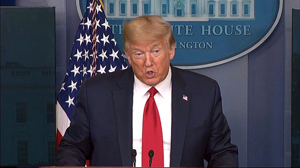 Trump contro il virus che lo assedia e la OMS che è troppo "cinese" Trump contro il virus che lo assedia e la OMS che è troppo "cinese"
