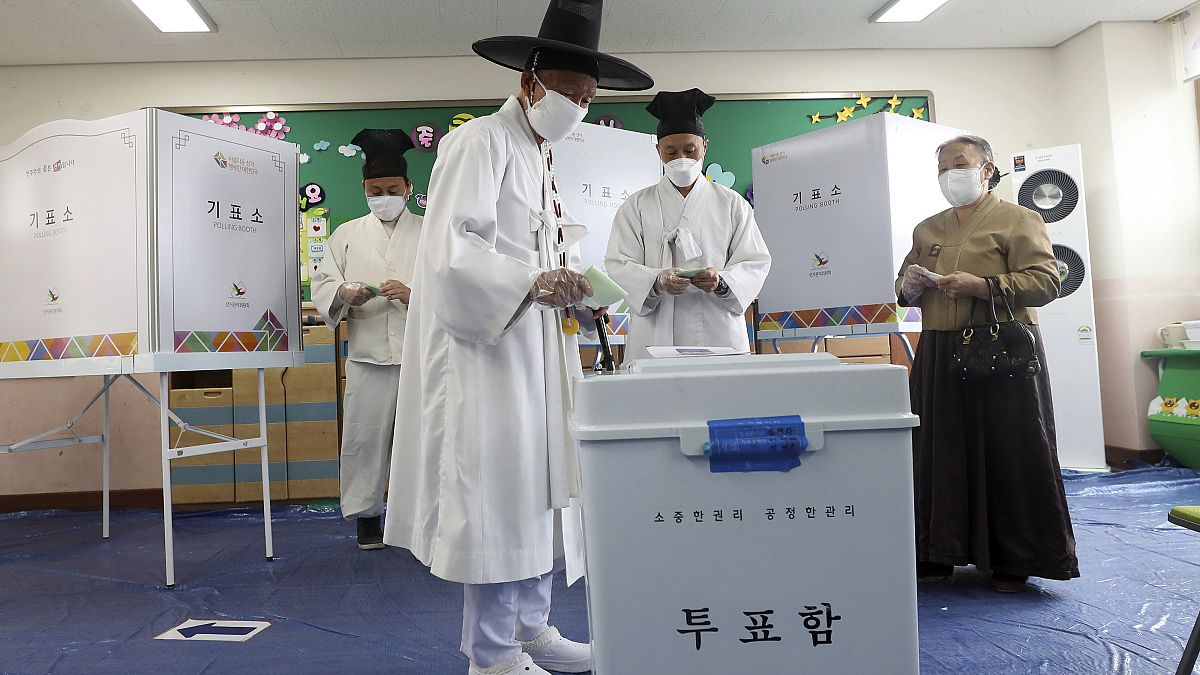 كورونا لم يمنع الناخبين في كوريا الجنوبية من الخروج للإدلاء بأصواتهم واختيار نوابهم