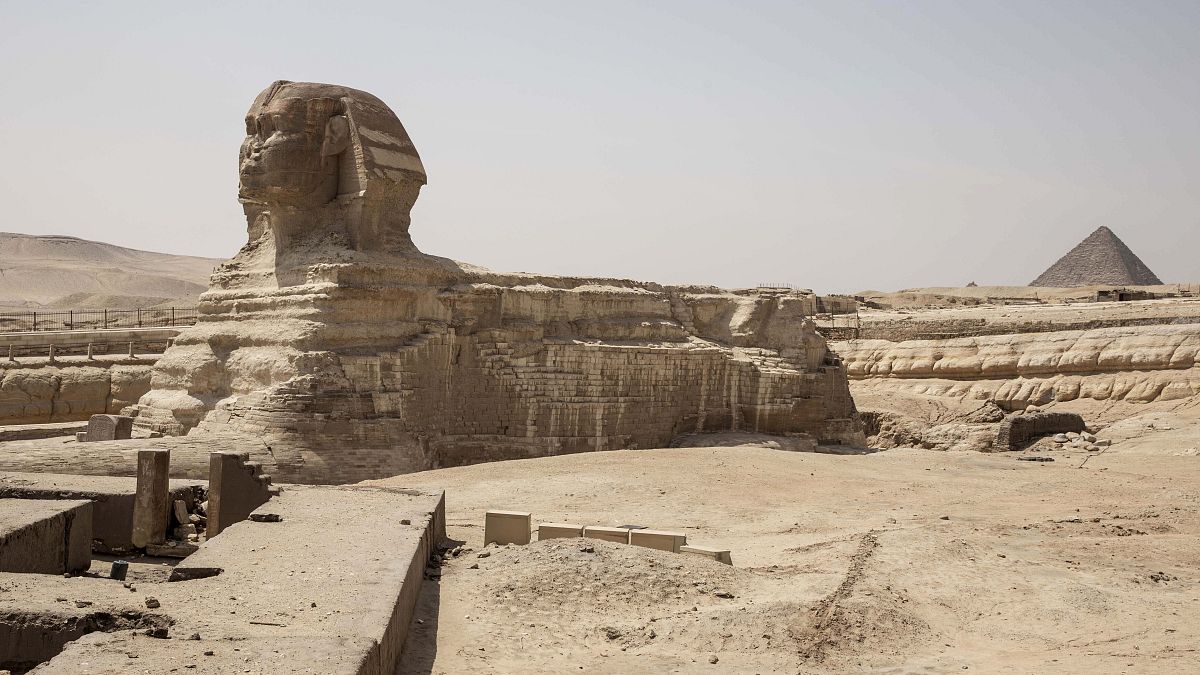 صورة لأهرامات الجيزة وتمثال أبو الهول في مصر