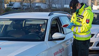 Rendőri ellenőrzés Szlovákiában a kijárási korlátozás idején