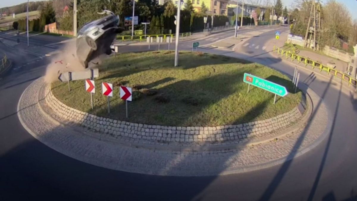 [Vídeo] Un coche sale volando tras entrar a toda velocidad en una rotonda en Polonia