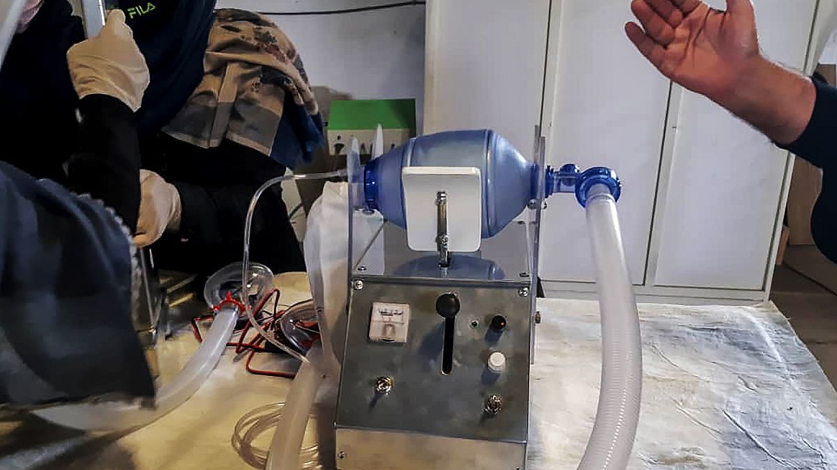 فيديو: فتيات "فريق روبوتس" في أفغانستان يصنعن جهاز تنفس من قطع غيار السيارات