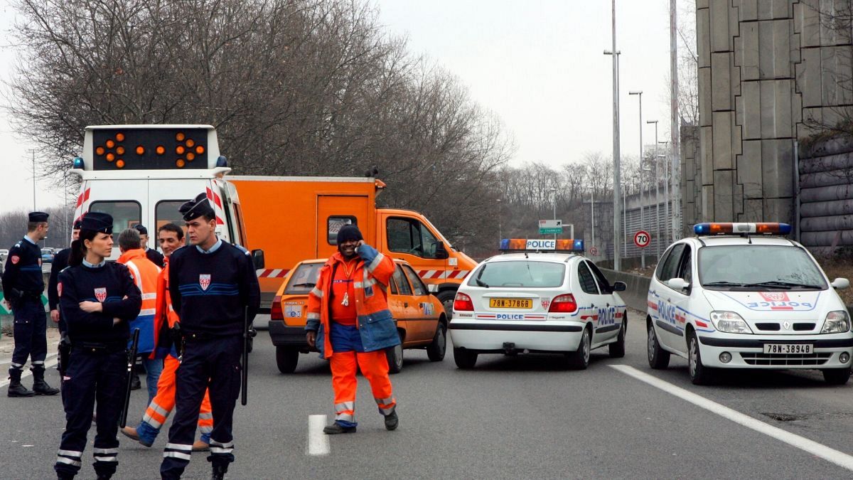 مردی که با چاقو به پلیس فرانسه حمله کرد کشته شد
