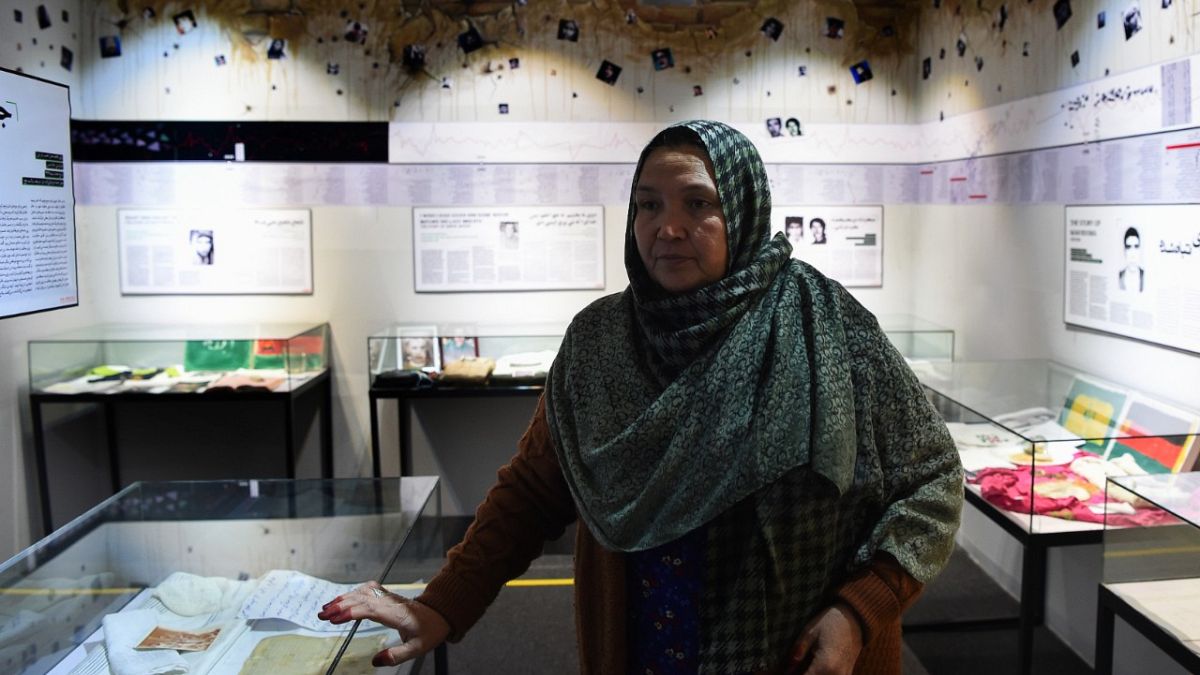 الأفغانية نرجس أمام مقتنيات زوجها ورسائله