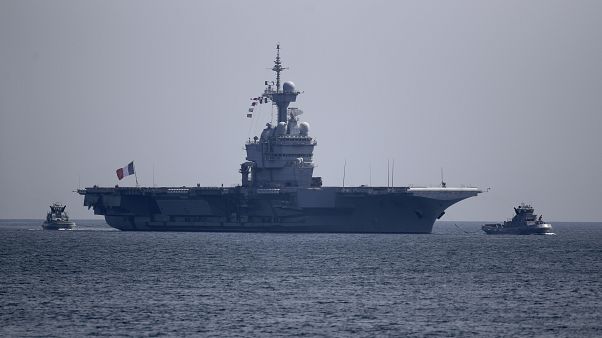 Covid 19, il contagio sulla portaerei francese: equipaggio sbarcato Covid 19, il contagio sulla portaerei francese: equipaggio sbarcato