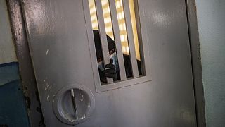 Szabadon engedett rabokkal lassítanák a járványt a börtönökben