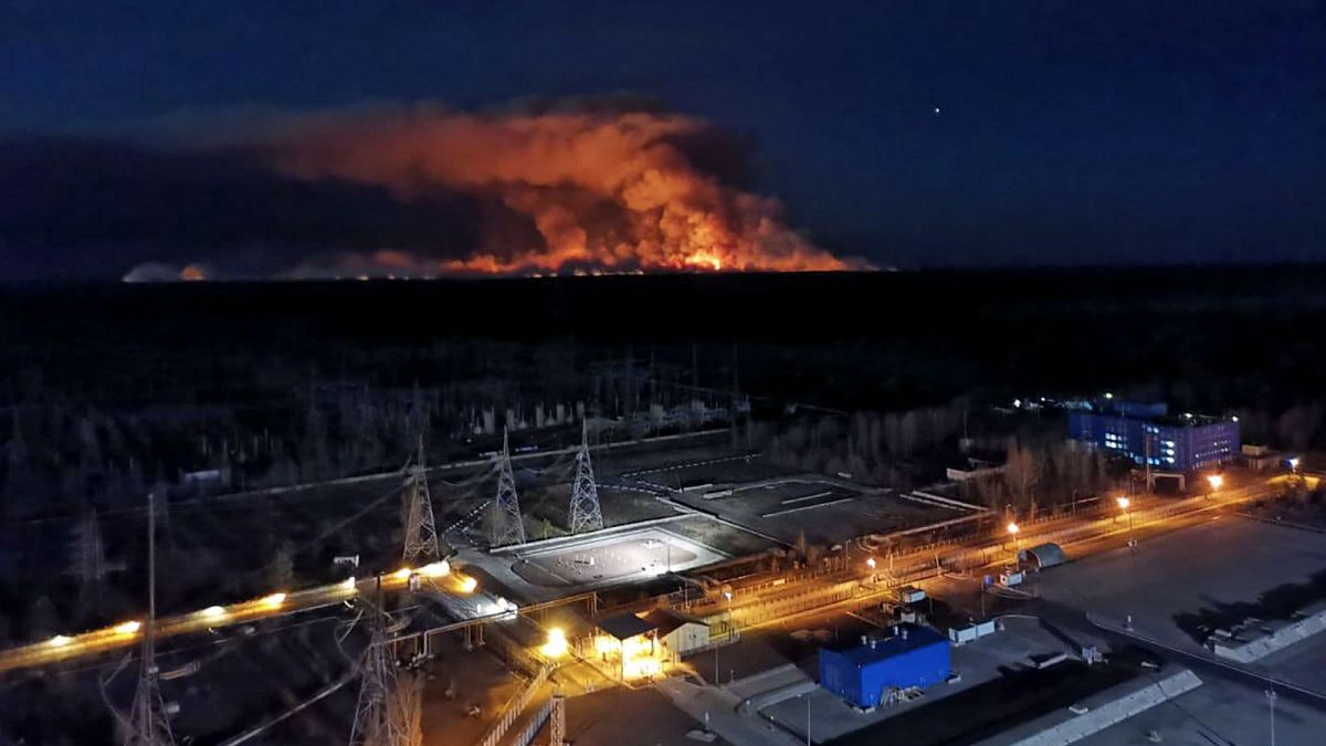 Le feu vu de la centrale nucléaire de Tchernobyl, le 10 avril 2020.