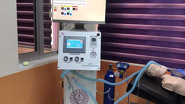 Hatay Şehit Serkan Talan Mesleki ve Teknik Anadolu Lisesi Biyomedikal Cihaz Teknolojileri Ar-Ge atölyelerinde solunum cihazı üretildi. Hatay Şehit Serkan Talan Mesleki ve Teknik Anadolu Lisesi Biyomedikal Cihaz Teknolojileri Ar-Ge atölyelerinde solunum cihazı üretildi.