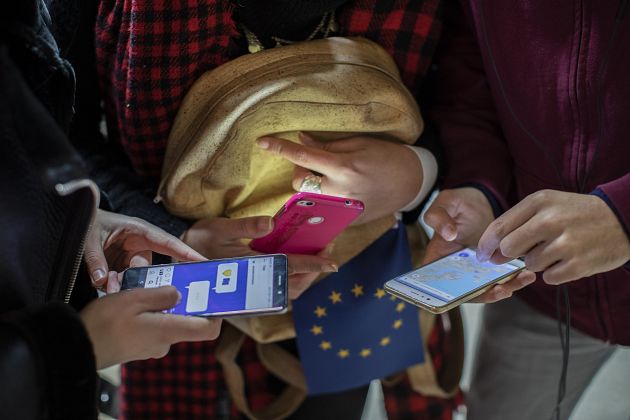 Covid-19: Polémica sobre controlo dos cidadãos via telemóvel