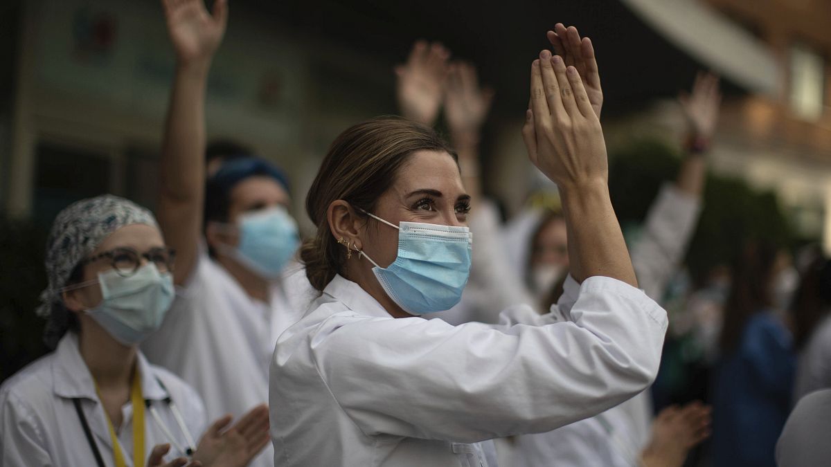 España registra un nuevo ligero aumento en el número de muertes por coronavirus con 551