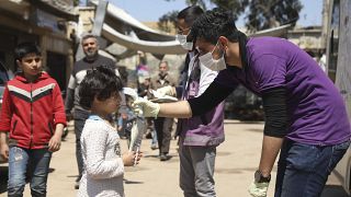 شاهد: نازحون يفضّلون العودة إلى منازلهم المدمرة على الإصابة بكورونا في مخيمات إدلب