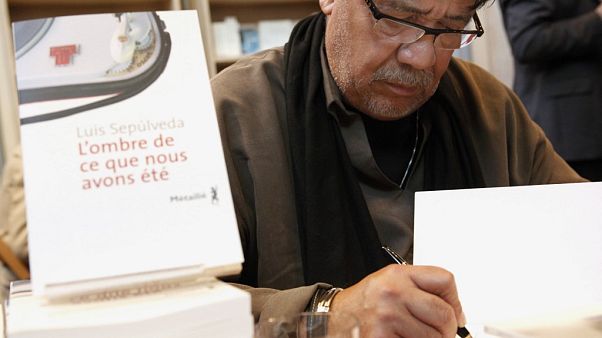 El autor Luis Sepúlveda en una feria del libro El autor Luis Sepúlveda en una feria del libro
