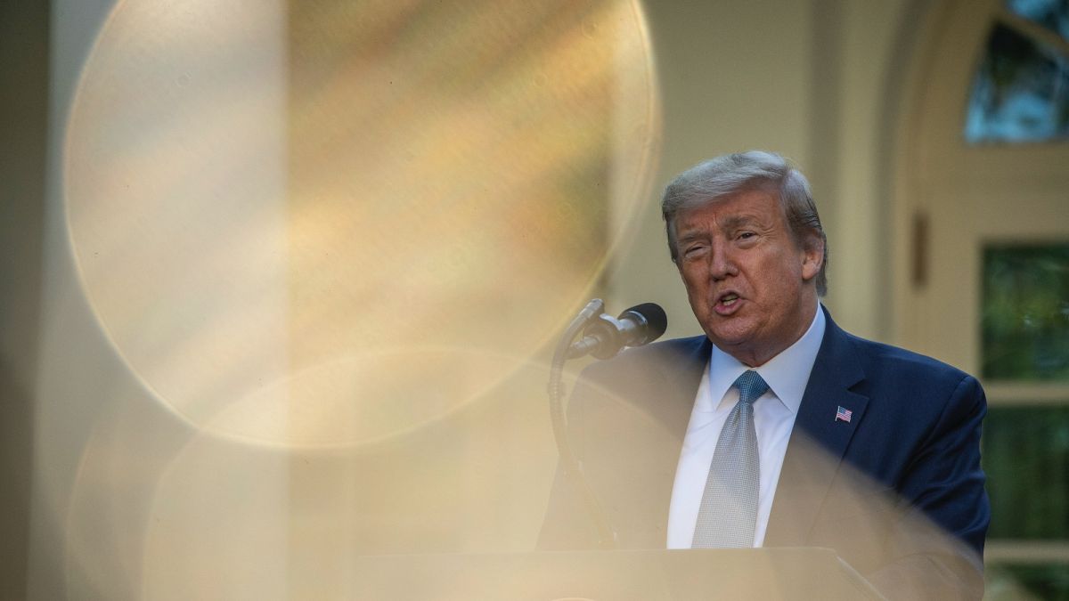Trump a koronavírusról beszél a Fehér Ház Rózsakertjében