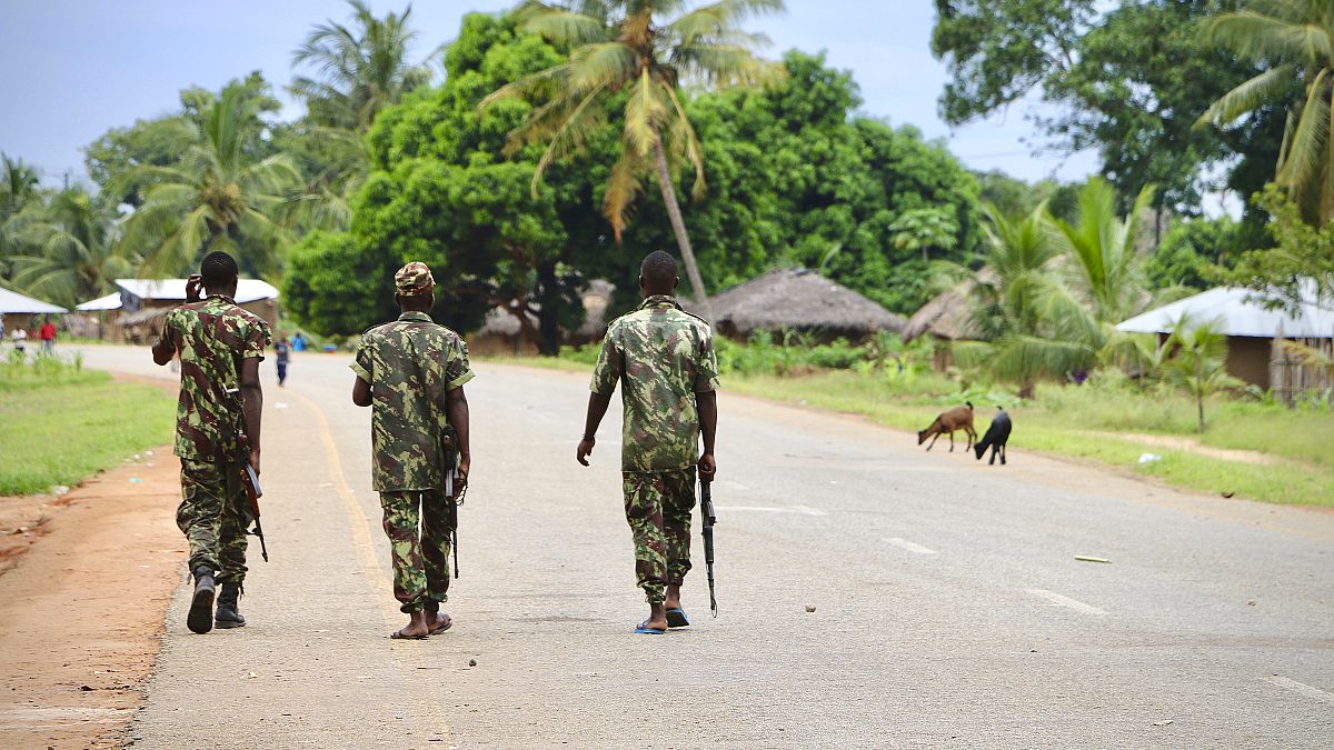 Soldados nas ruas de Moçambique