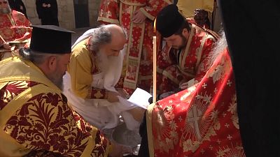 شاهد: مراسم غسل الأرجل بكنيسة الروم الأرثوذكس في القدس
