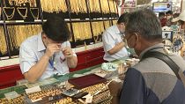 Таиланд: жители Бангкока продают золото