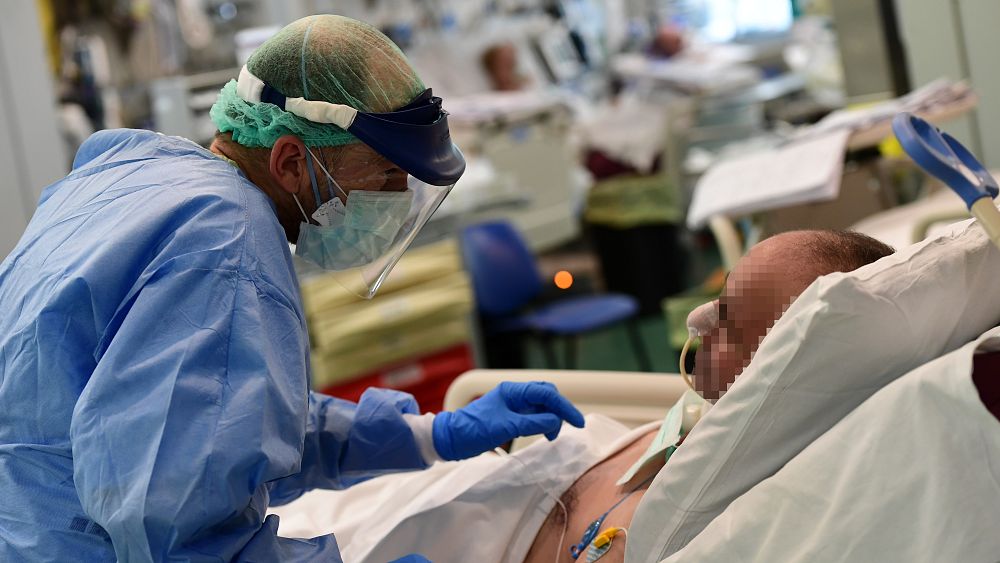 L'épidémie stagne sur un haut plateau en France et en Italie