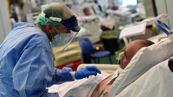 Un médecin italien parle avec un patient atteint par le Covid-19 à la polyclinique Sant'Orsola-Malpighi de Bologne, le 15 avril 2020 Un médecin italien parle avec un patient atteint par le Covid-19 à la polyclinique Sant'Orsola-Malpighi de Bologne, le 15 avril 2020
