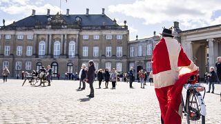 Gratulanten vor dem Regierungssitz Amalienborg in Kopenhagen