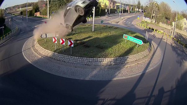 Mit Vollgas auf den Kreisverkehr: Autofahrer in Polen verunglückt Mit Vollgas auf den Kreisverkehr: Autofahrer in Polen verunglückt