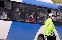 حافلة تقل سجناء بعد الإفراج عنهم في أنقرة 15 أبريل 2020