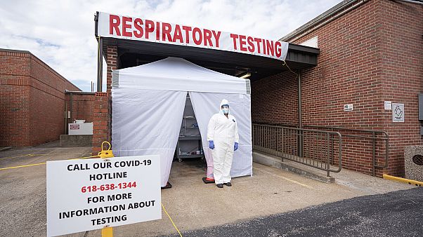 Station mobile de dépistage du Covid-19 installée dans le parking de l'hôpital Massac Memorial à Metropolis au Kentucky, le 14 avril 2020. Station mobile de dépistage du Covid-19 installée dans le parking de l'hôpital Massac Memorial à Metropolis au Kentucky, le 14 avril 2020.