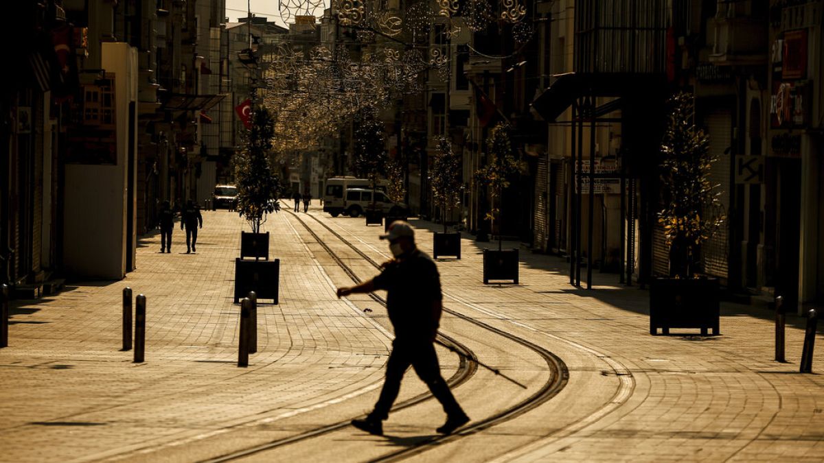 Koronavirüs salgını nedeniyle İstanbul'da caddeler boş kaldı