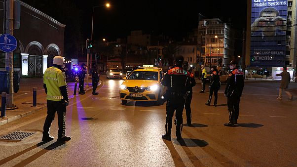 İçişleri Bakanlığı, hafta sonu sokağa çıkma kısıtlaması uygulanacak 31 ilde cuma günü saat 15.00-24.00 arasında polis ve jandarmanın denetim yapacağını duyurdu. İçişleri Bakanlığı, hafta sonu sokağa çıkma kısıtlaması uygulanacak 31 ilde cuma günü saat 15.00-24.00 arasında polis ve jandarmanın denetim yapacağını duyurdu.