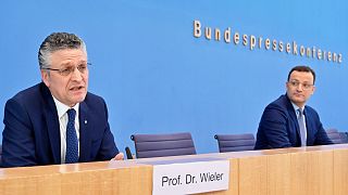 Le président de l'Institut Robert Koch, Lothar H. Wieler (à G) et le ministre allemand de la Santé, Jens Spahn (à D), à Berlin le 17 avril 2020.