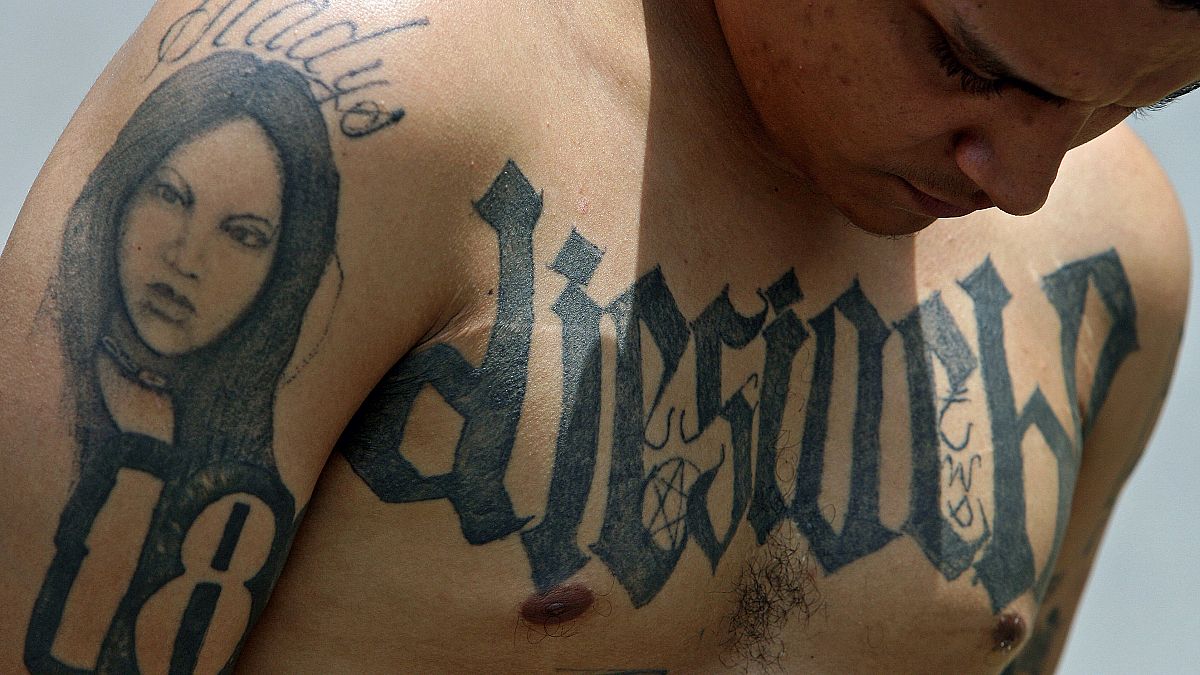 Un chef du gang "Barrio 18" photographié après son arrestation à Antiguo Cuscatlan - centre du Salvador - le 19 septembre 2006
