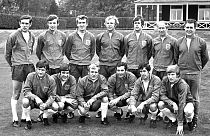 نورمن هانتر ایستاده نفر اول از سمت چپ در میان دیگر اعضای تیم ملی انگلستان در سال ۱۹۶۹