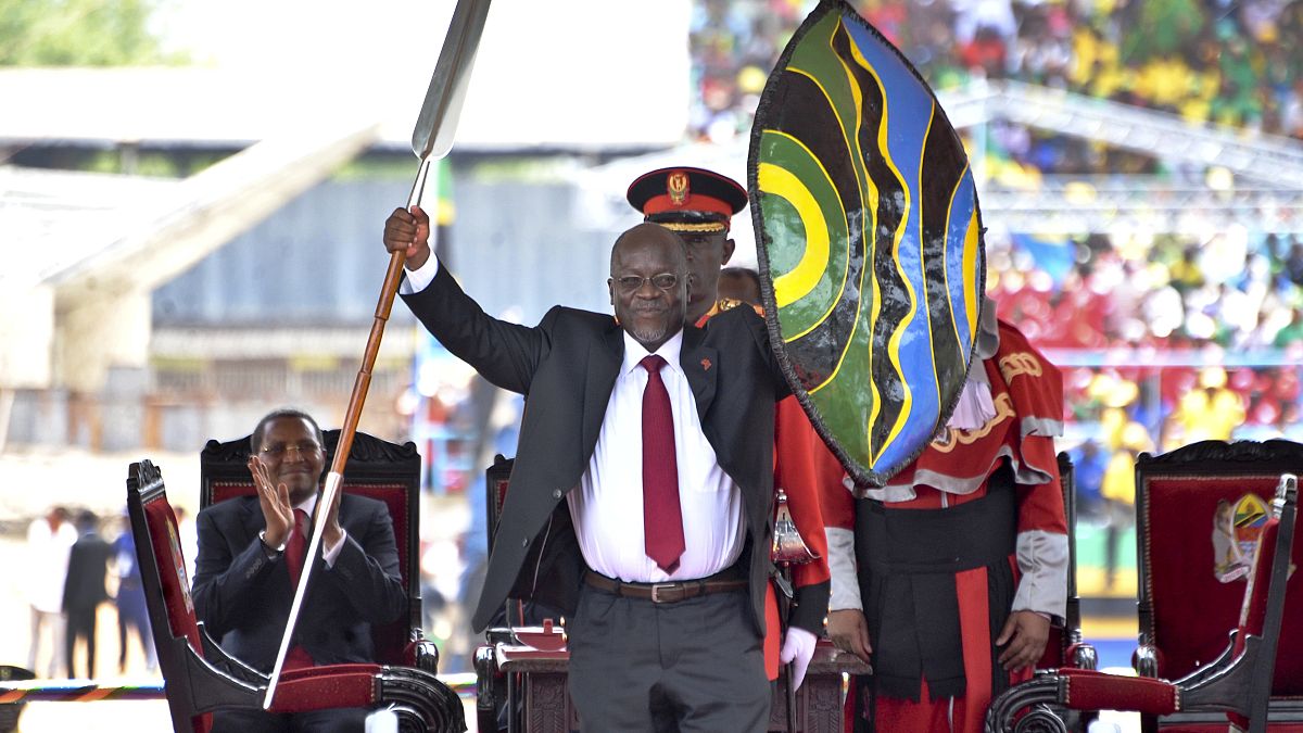 رئيس تنزانيا جون ماغوفولي خلال استلامه منصبه في العام 2015 (أرشيف) 