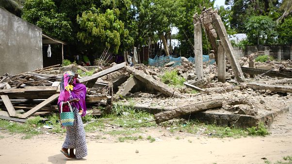Mulher carrega criança ao colo em Moçambique Mulher carrega criança ao colo em Moçambique