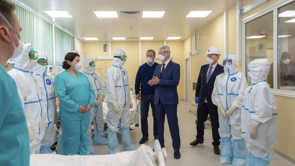 Moskova Belediye Başkanı Sergei Sobyanin Moskova'da bir hastanedeki sağlık görevlilerini ziyaret etti