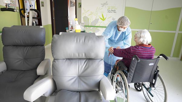 Fransa'da bir yaşlı bakım evinde yapılan Covid-19 testi Fransa'da bir yaşlı bakım evinde yapılan Covid-19 testi