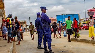 Polícias vigiam as ruas de Luanda