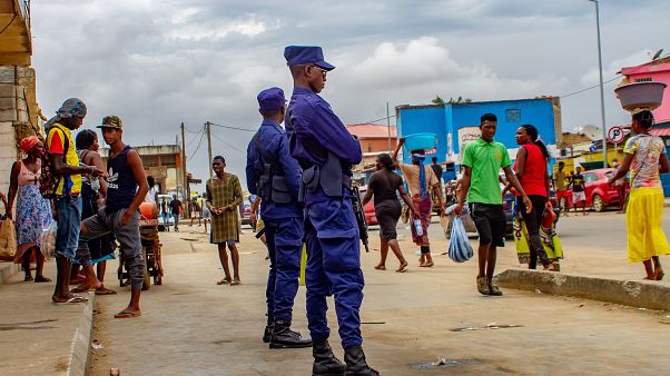 Polícias vigiam as ruas de Luanda Polícias vigiam as ruas de Luanda
