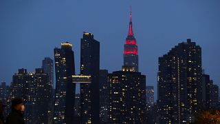 Фронтон Эмпайр Стейт Билдинг окрашен иллюминацией в красный цвет в знак солидарности с медперсоналом больниц Нью-Йорка и всей страны