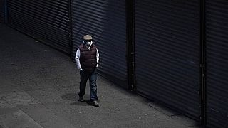 Egy ember sétál New York város Bronx negyedének egyik utcáján 2020. április 17-én.
