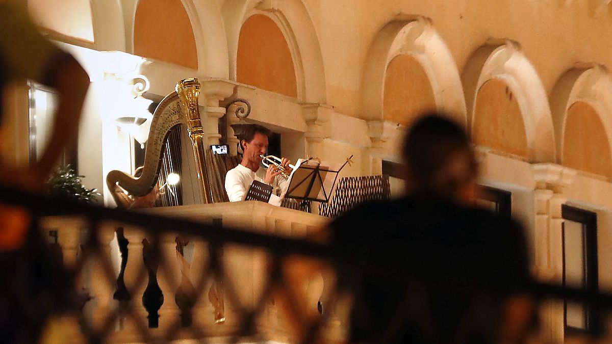 شاهد: حفلات من الشرفات لعازفين بأوركسترا قطر خلال حجر كورونا
