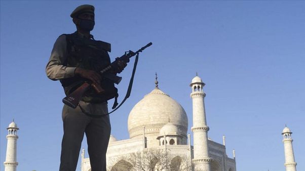 Hindistan'daki İslami Tebliğ Cemaati lideri Muhammet Saad Kandehlevi, koronavirüsün yayılmasına sebep olduğu gerekçesiyle cinayetle yargılanacak. Hindistan'daki İslami Tebliğ Cemaati lideri Muhammet Saad Kandehlevi, koronavirüsün yayılmasına sebep olduğu gerekçesiyle cinayetle yargılanacak.