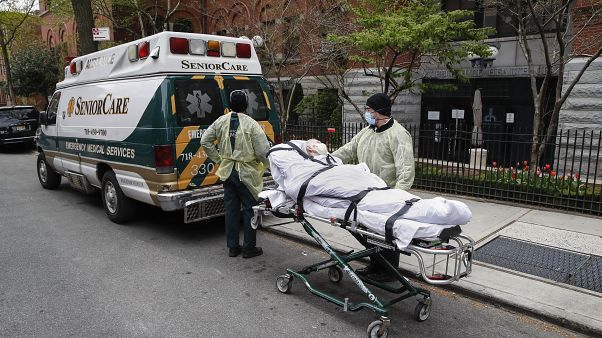 Una ambulancia traslada a un anciano en Nueva York Una ambulancia traslada a un anciano en Nueva York