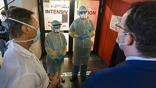 Almanya, Sağlık Bakanı Jens Spahn'ın Hesse eyalet kabinesi üyeleriyle bir hastane ziyareti sırasında kalabalık bir şekilde asansöre doluşmalarını tartışıyor.