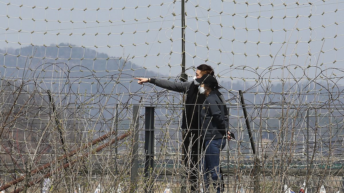 Koronavirüse karşı maske takan Güney Koreli bir çift, Kuzey Kore sınırında  