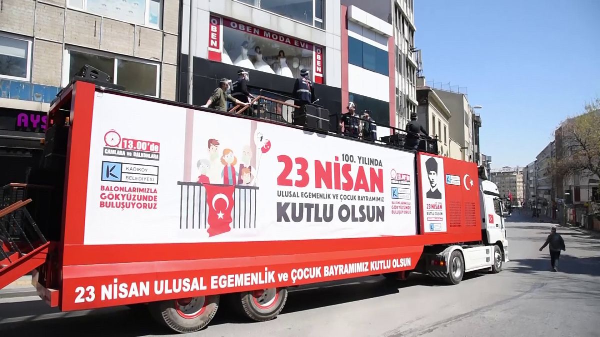 Kadıköy Belediyesi'nin 'moral bando'su sokağa çıkma yasağına takıldı: İzin almıştık